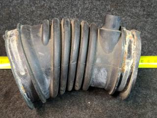 патрубок воздушного фильтра Mazda 6 GJ [рестайлинг] GJ 2015, 2.5 л., PYY1, бензин, АКПП, белый, седан, передний привод, PYO113221