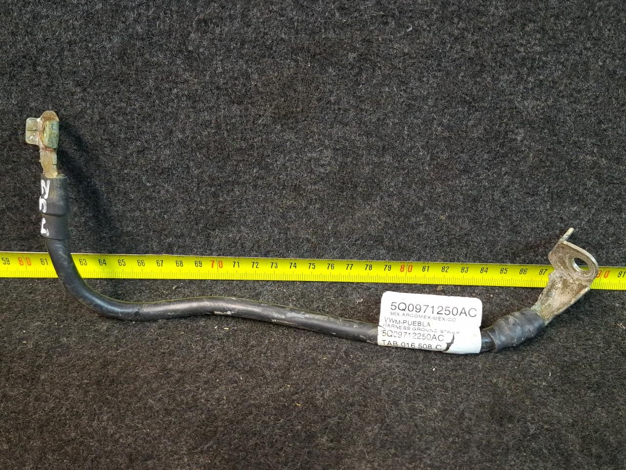 минусовой провод аккумулятора Volkswagen Tiguan 2 поколение 2020, 2.0 л., бензин, АКПП, серый, полный привод, 5Q0971250AC - фото №1