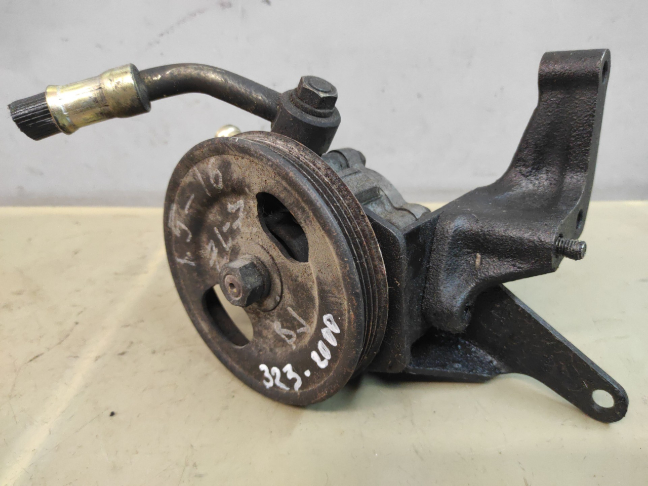 насос гидроусилителя руля Mazda 323 6 поколение 2000, 1.5 л., 64261087, MR448507 - фото №1