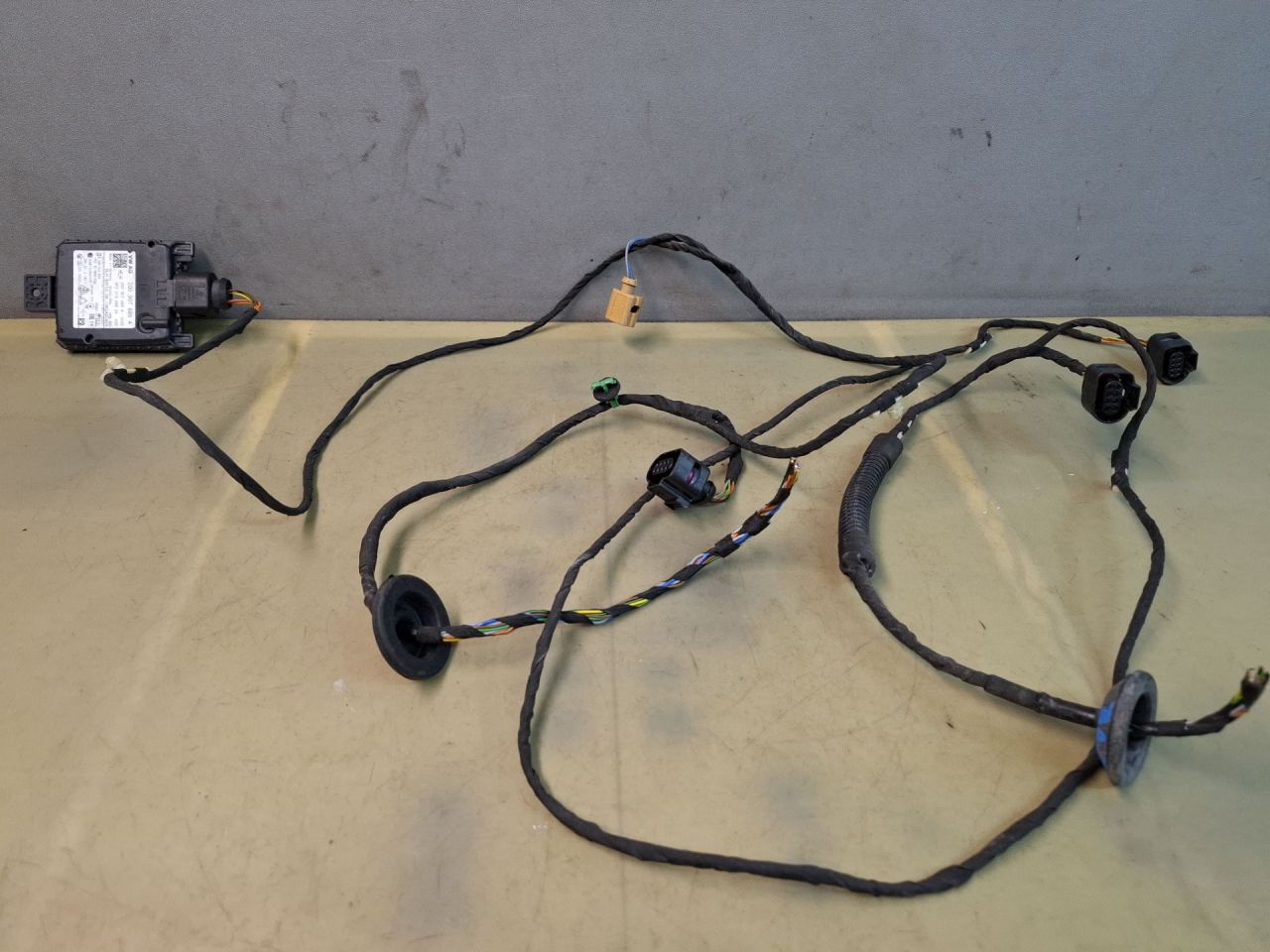 датчик мертвых (слепых) зон Volkswagen Jetta 7 поколение 2019, 1.4 л., бензин, АКПП, серый, передний привод, 2Q0907685A - фото №1