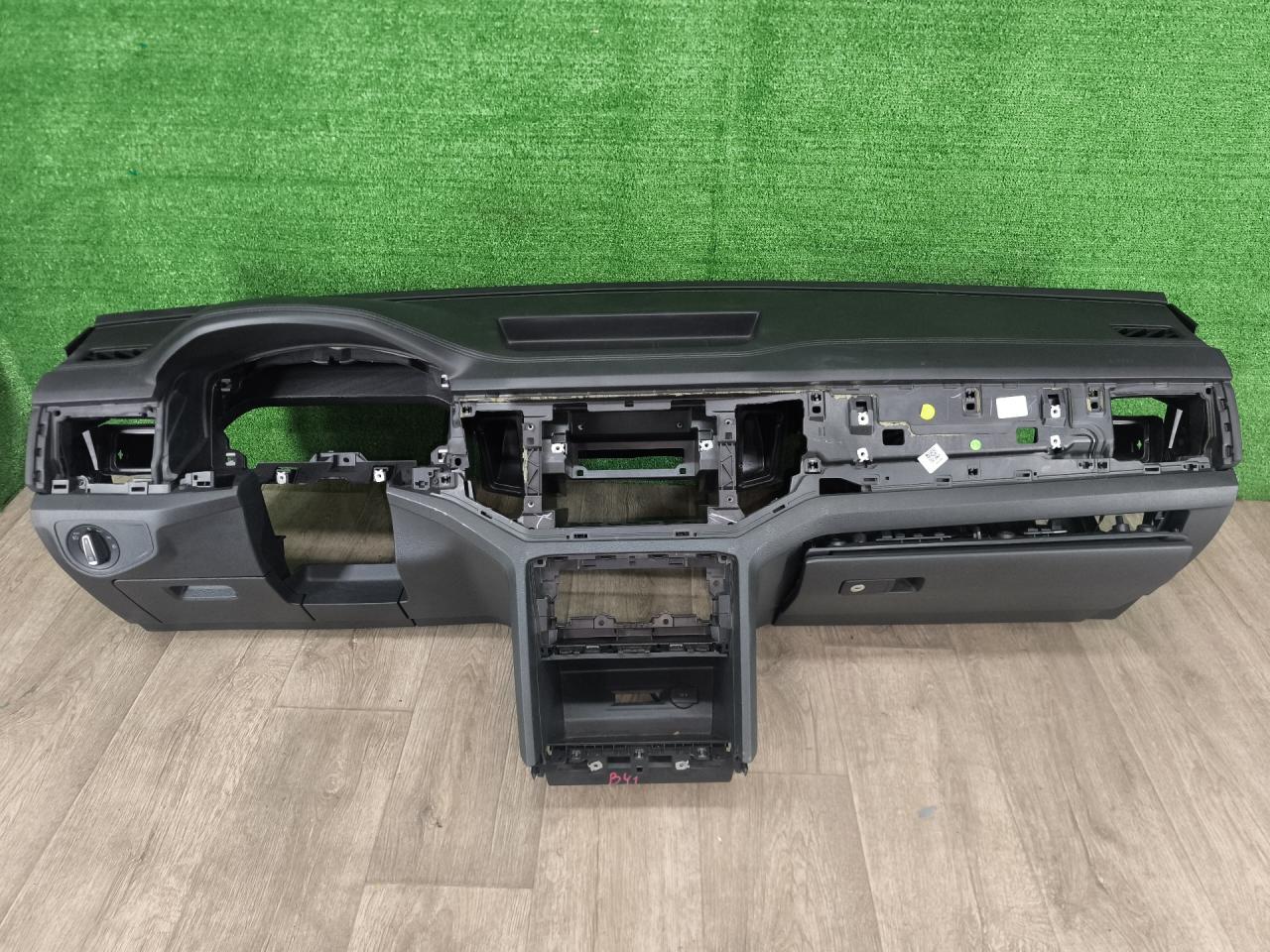 панель передняя салона (торпедо) Volkswagen Atlas 1 поколение 2019, 3.6 л., бензин, АКПП, серебристый, внедорожник 5 дв., полный привод - фото №1
