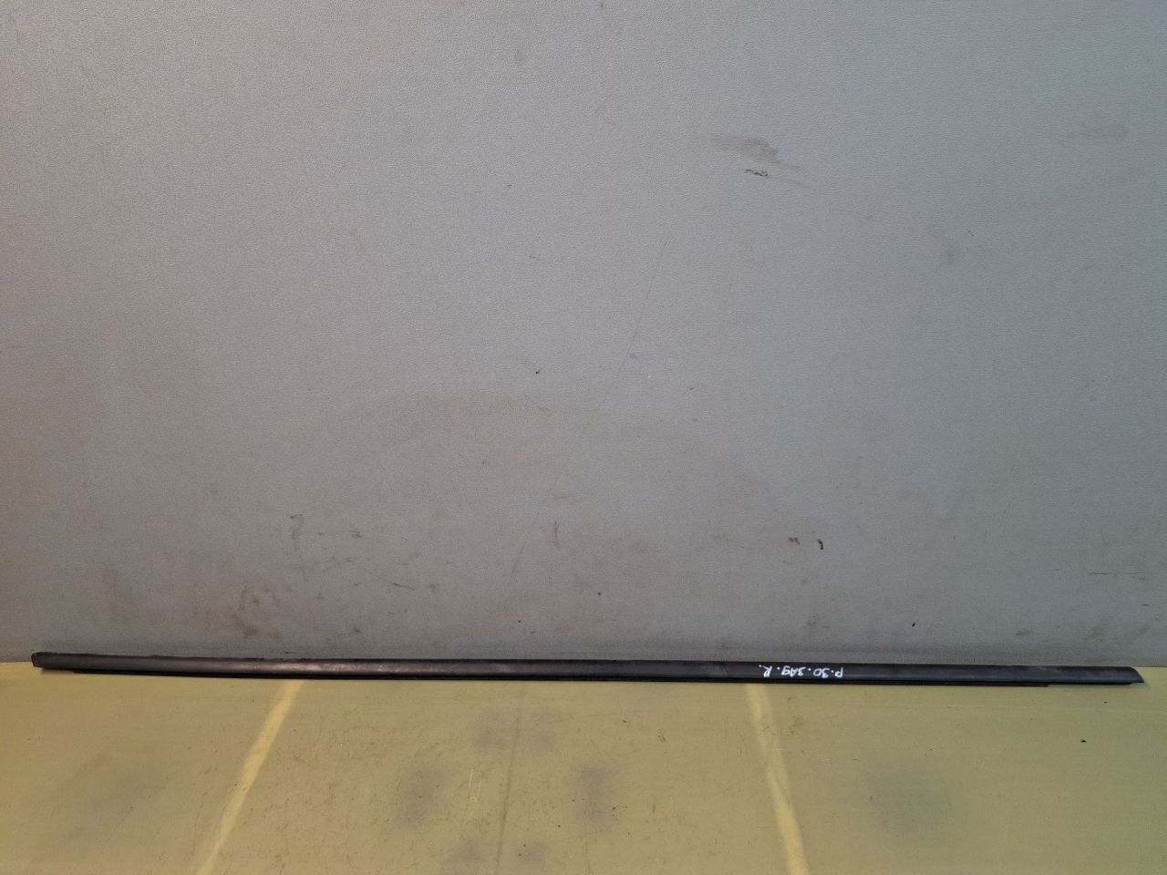 Уплотнитель стекла BMW 3 серия F30/F31/F34 F30 2013, 2.0 л., N20 B20 A, бензин, АКПП, черный, седан, полный привод - фото №1