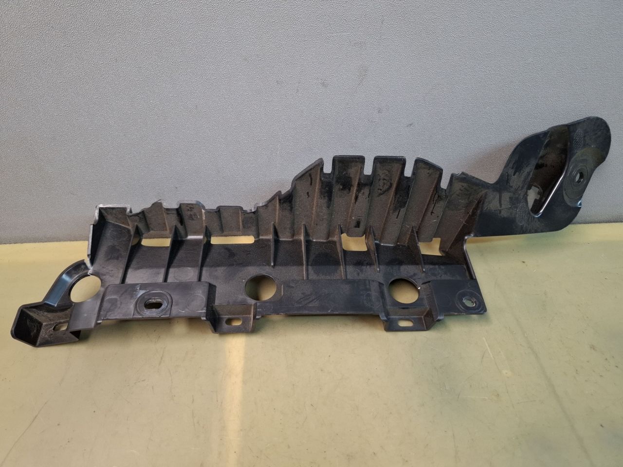 Крепление бампера заднего Ford Escape 4 поколение CX482 2021, 2.5 л., гибрид, АКПП, внедорожник 5 дв., полный привод, LJ6BS310A92AD - фото №1