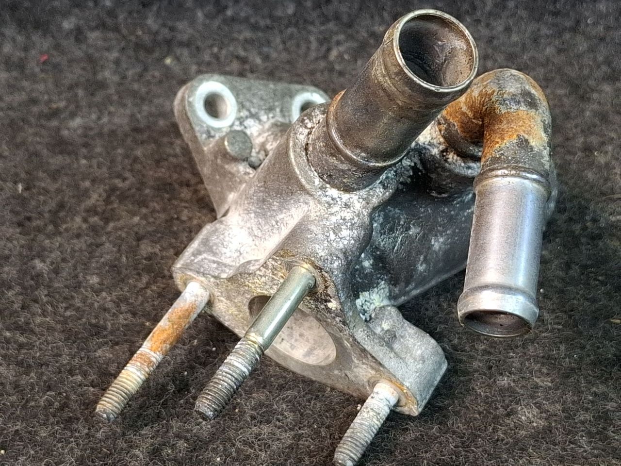 фланец (тройник) системы охлаждения Mazda CX-5 2 поколение KF 2018, 2.5 л., PYY1, бензин, АКПП, серый/46g, внедорожник 5 дв., полный привод - фото №1