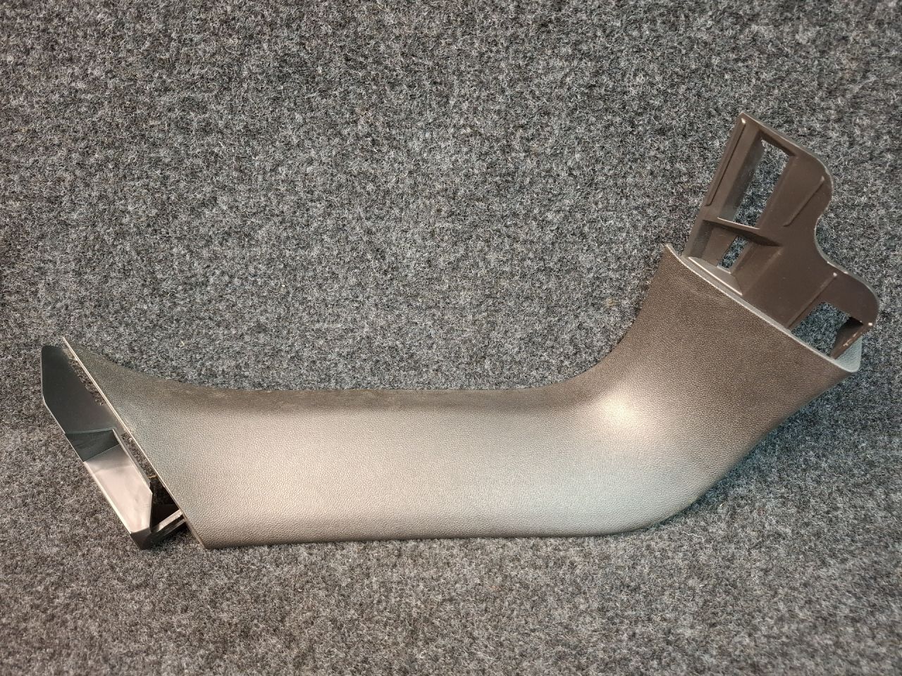 обшивка крышки багажника Chevrolet Equinox 3 поколение 2018, 1.5 л., бензин, АКПП, серый/441b, полный привод, 84445048, 84143816 - фото №1