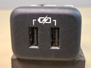 разъем AUX / USB Chevrolet Equinox 3 поколение 2018, 1.5 л., бензин, АКПП, серый/441b, полный привод, 13598459