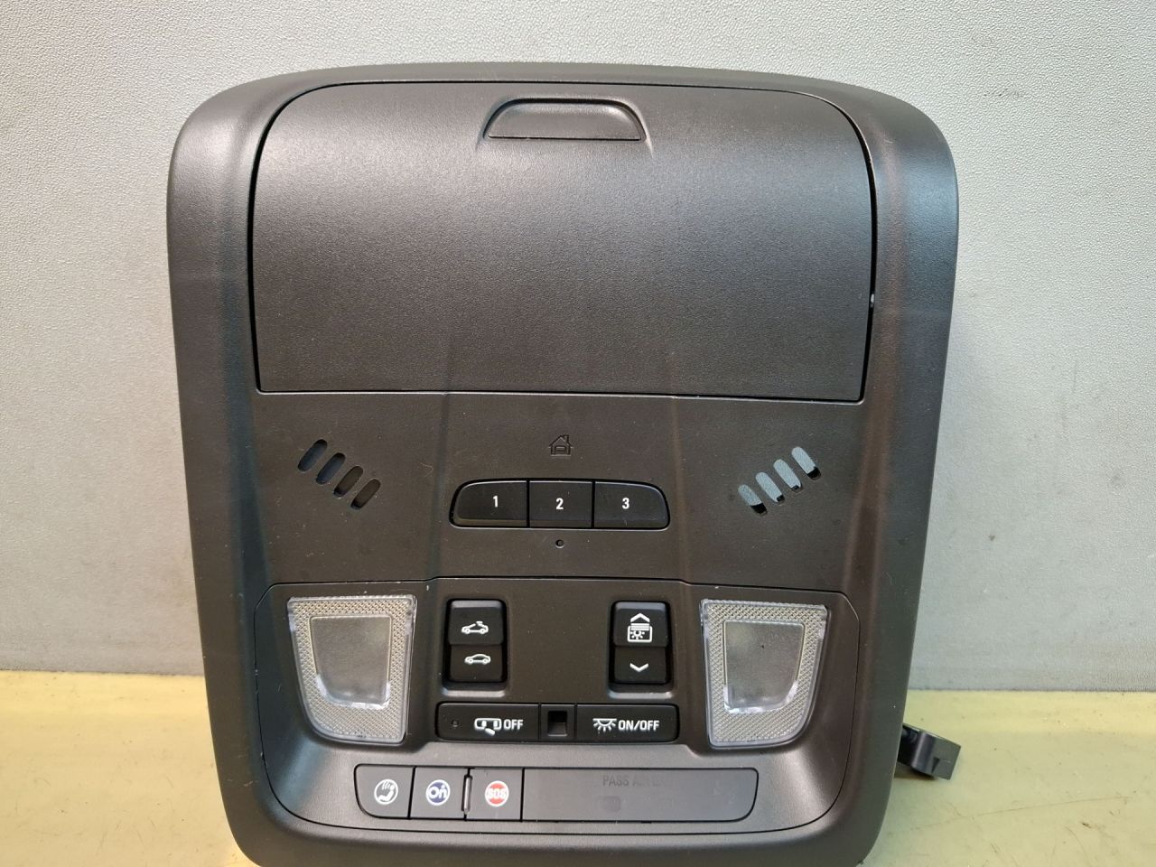 фонарь салона (плафон) Chevrolet Blazer 3 поколение 2019, 3.6 л., бензин, АКПП, белый, полный привод - фото №1