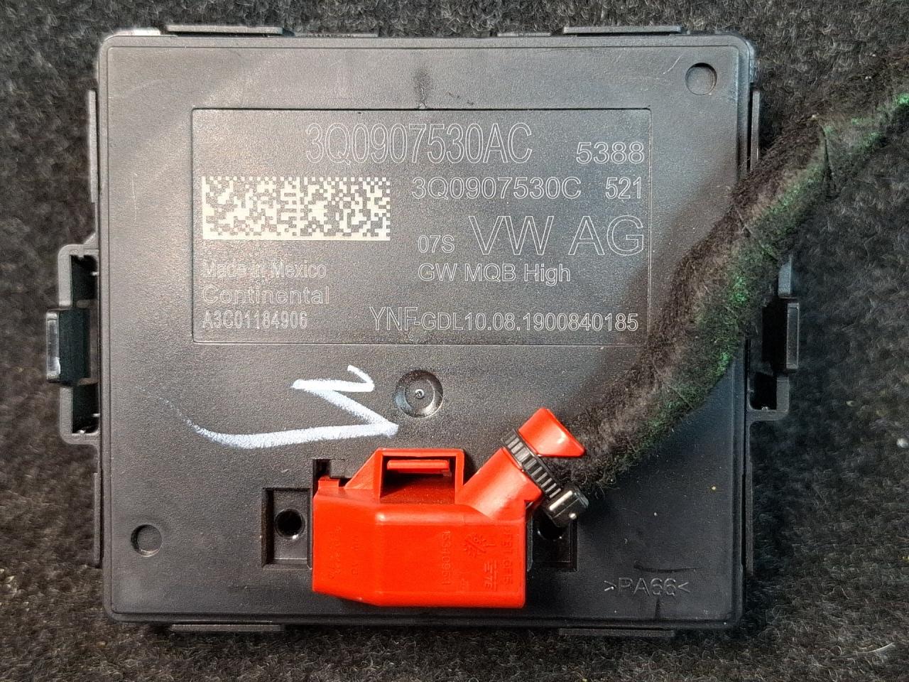 блок комфорта Volkswagen Tiguan 2 поколение 2020, 2.0 л., бензин, АКПП, серый, полный привод, 3Q0907530AC - фото №1