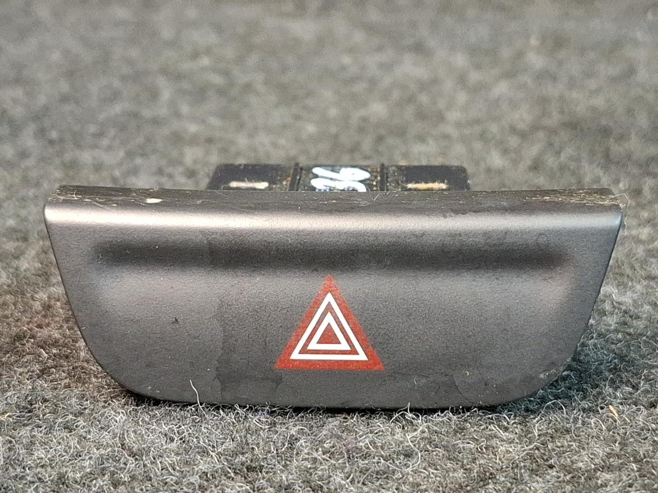 кнопка аварийной сигнализации Chevrolet Malibu 9 поколение 2017, 1.5 л., бензин, АКПП, черный, седан, передний привод - фото №1