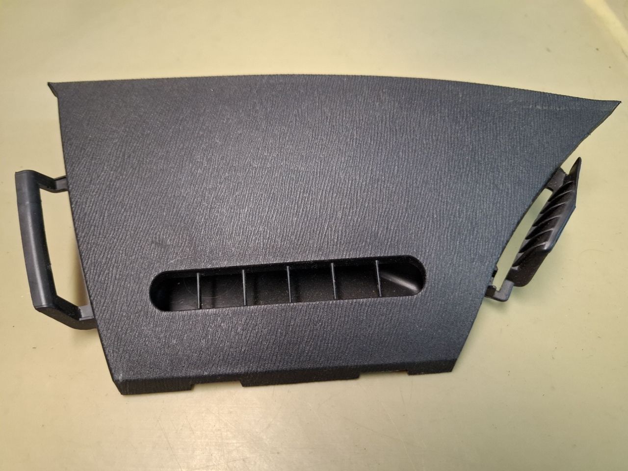 дефлектор обдува салона Toyota Sienna 3 поколение 2011, 3.5 л., 2GR-FE, бензин, АКПП, серый, передний привод, 5597408010 - фото №1