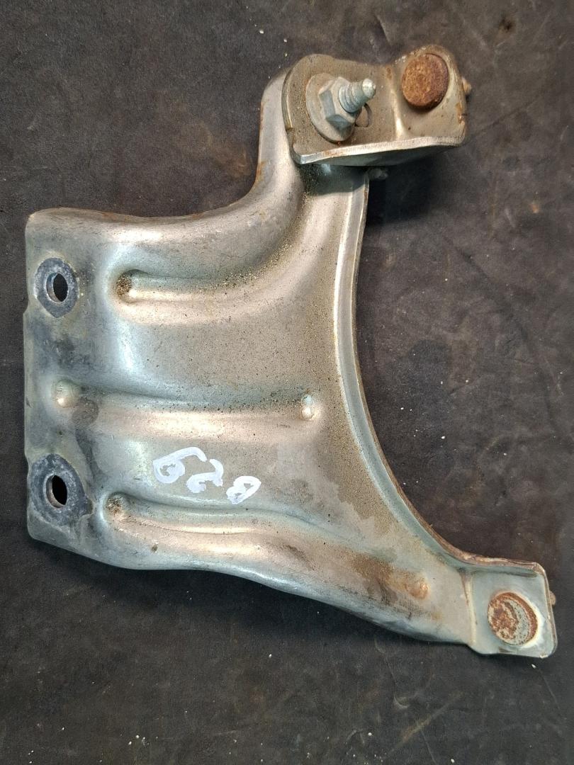 кронштейн глушителя Volkswagen Jetta 7 поколение 2019, 1.4 л., бензин, АКПП, синий, седан, передний привод, 5Q0253461 - фото №1