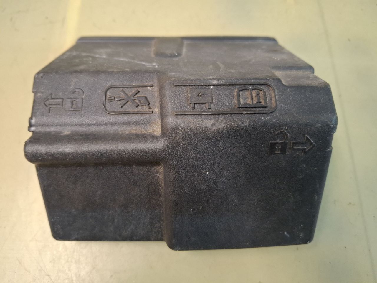 кожух аккумулятора Chevrolet Malibu 9 поколение 2018, 1.5 л., бензин, АКПП, бордовый, передний привод, 84068679 - фото №1