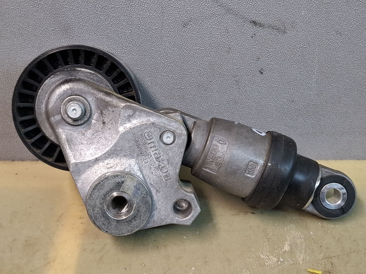 Натяжитель ремня агрегатов Mazda CX-30 1 поколение 2022, 2.0 л., PE-VPS, бензин, МКПП, передний привод, PE0315980 - фото №1