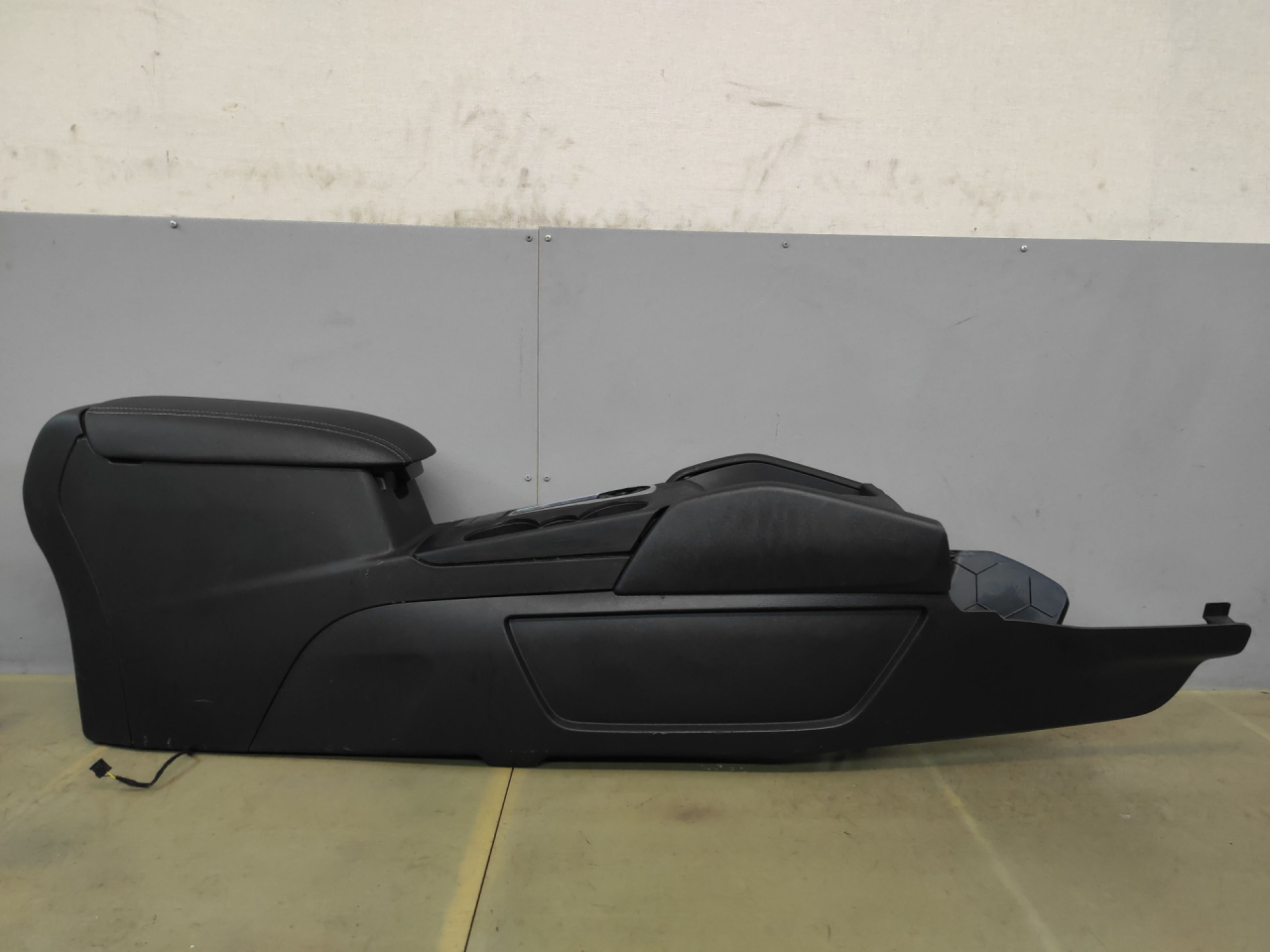 подлокотник Ford Escape 4 поколение CX482 2021, 2.5 л., гибрид, АКПП, внедорожник 5 дв., полный привод - фото №1