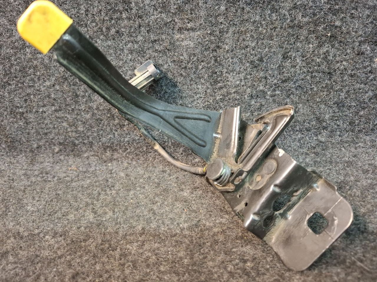 замок капота Chevrolet Equinox 3 поколение 2018, 1.5 л., бензин, АКПП, серый/441b, полный привод, 84300383 - фото №1