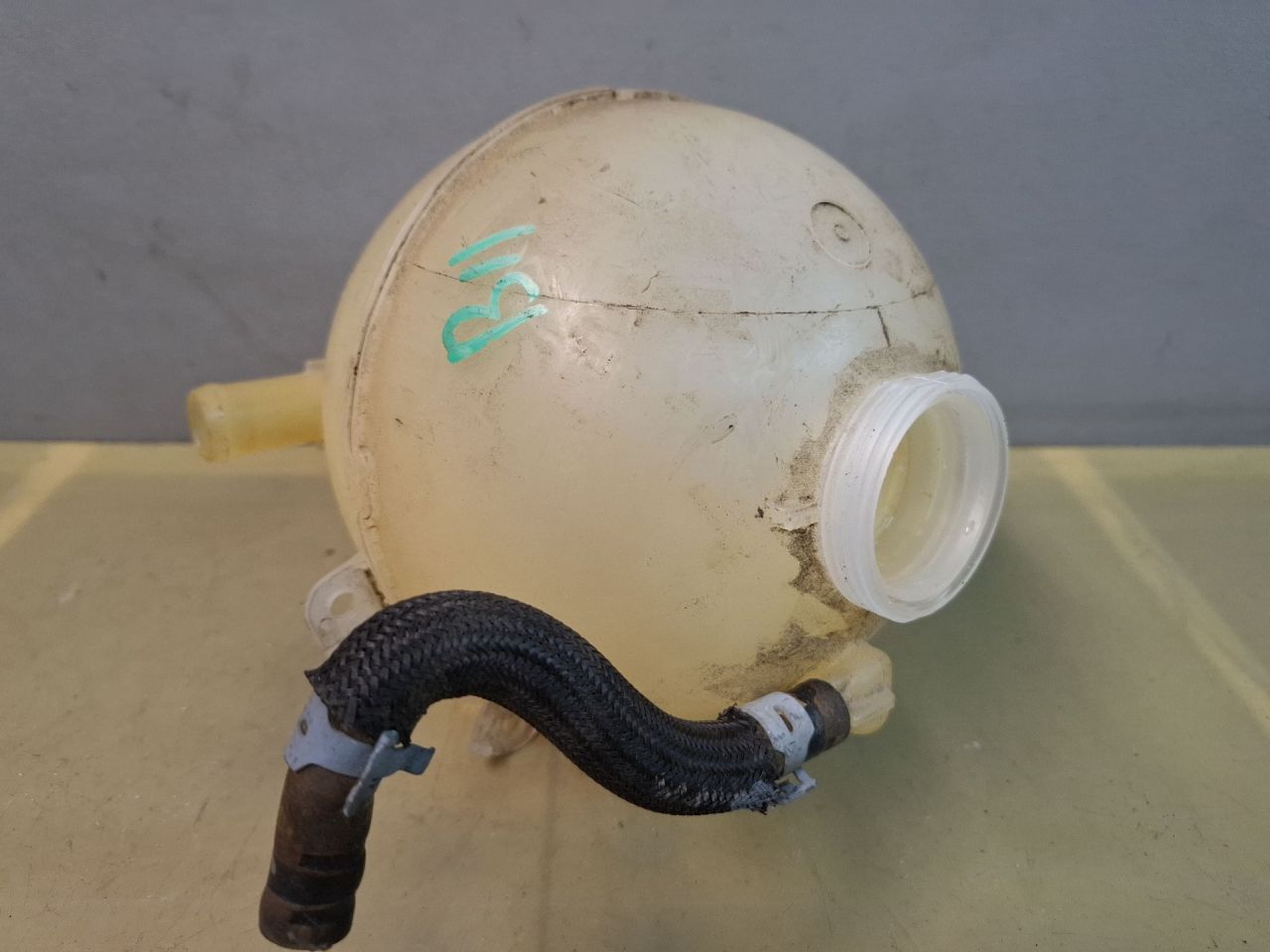 бачок расширительный Chevrolet Equinox 3 поколение 2018, 1.5 л., бензин, АКПП, серый/441b, полный привод - фото №1