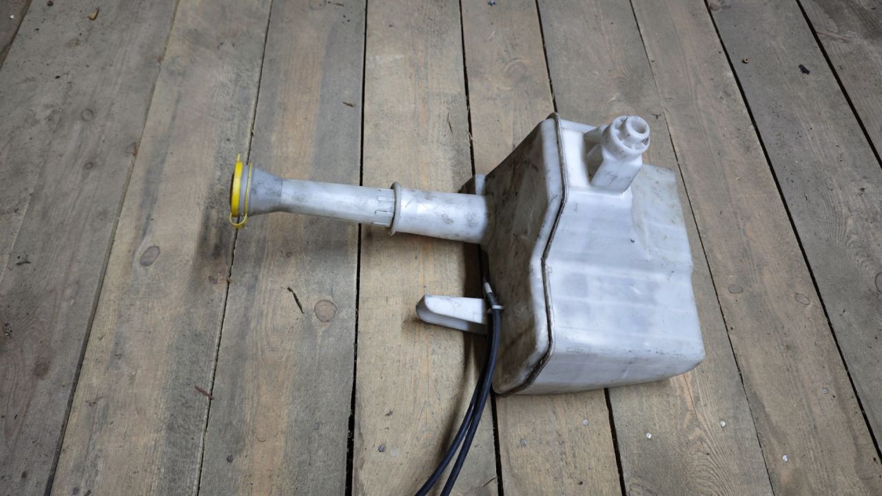 бачок омывателя Mazda Tribute 1 поколение 2004 - фото №1