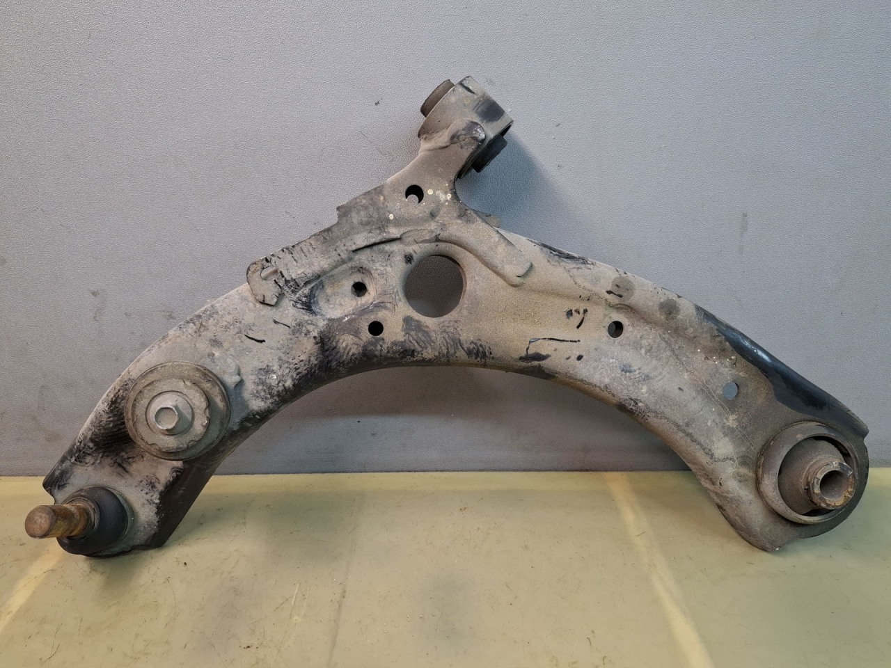 рычаг передний левый Mazda CX-30 1 поколение 2022, 2.0 л., PE-VPS, бензин, МКПП, передний привод - фото №1