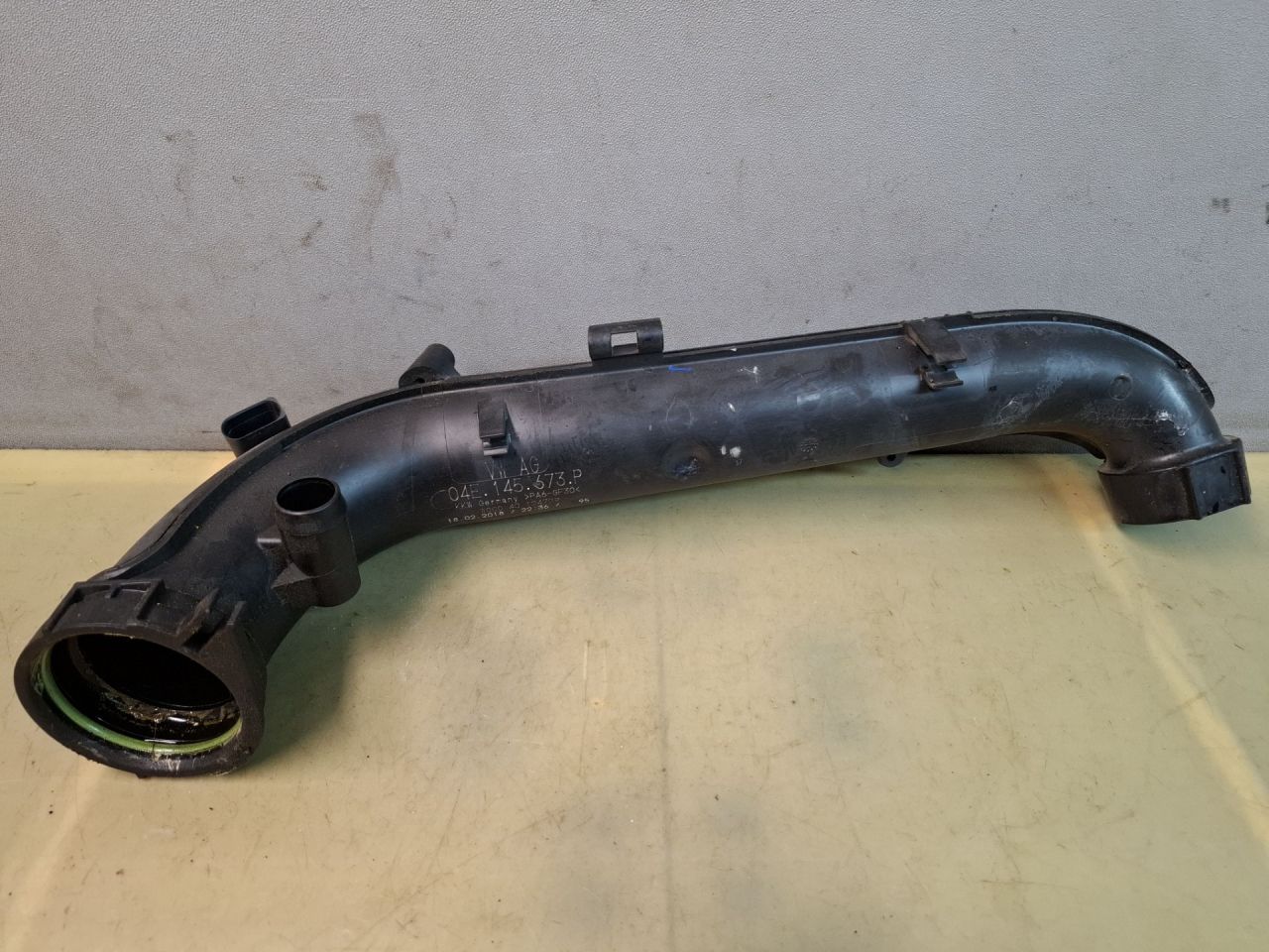 патрубок интеркулера Volkswagen Jetta 7 поколение 2019, 1.4 л., бензин, АКПП, оранжевый, седан, передний привод, 04E145673P - фото №1