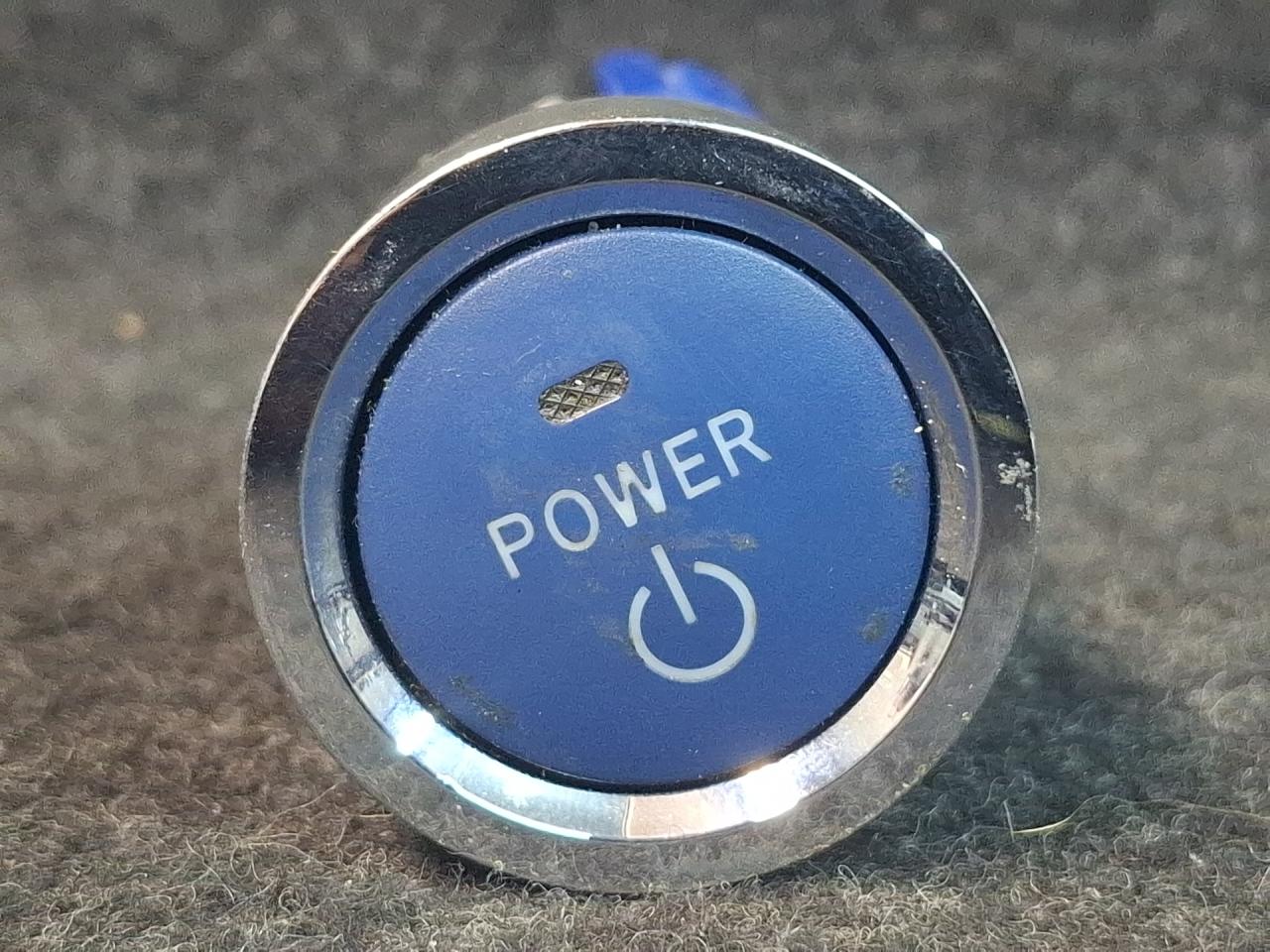 кнопка запуска двигателя Toyota Prius V 1 поколение ZVW41 ZVW41 2014, 1.8 л., гибрид, АКПП, синий, хетчбэк 5 дв., передний привод, 15A8549 - фото №1