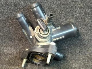 фланец (тройник) системы охлаждения Chevrolet Malibu 9 поколение 2017, 1.5 л., бензин, АКПП, черный, седан, передний привод