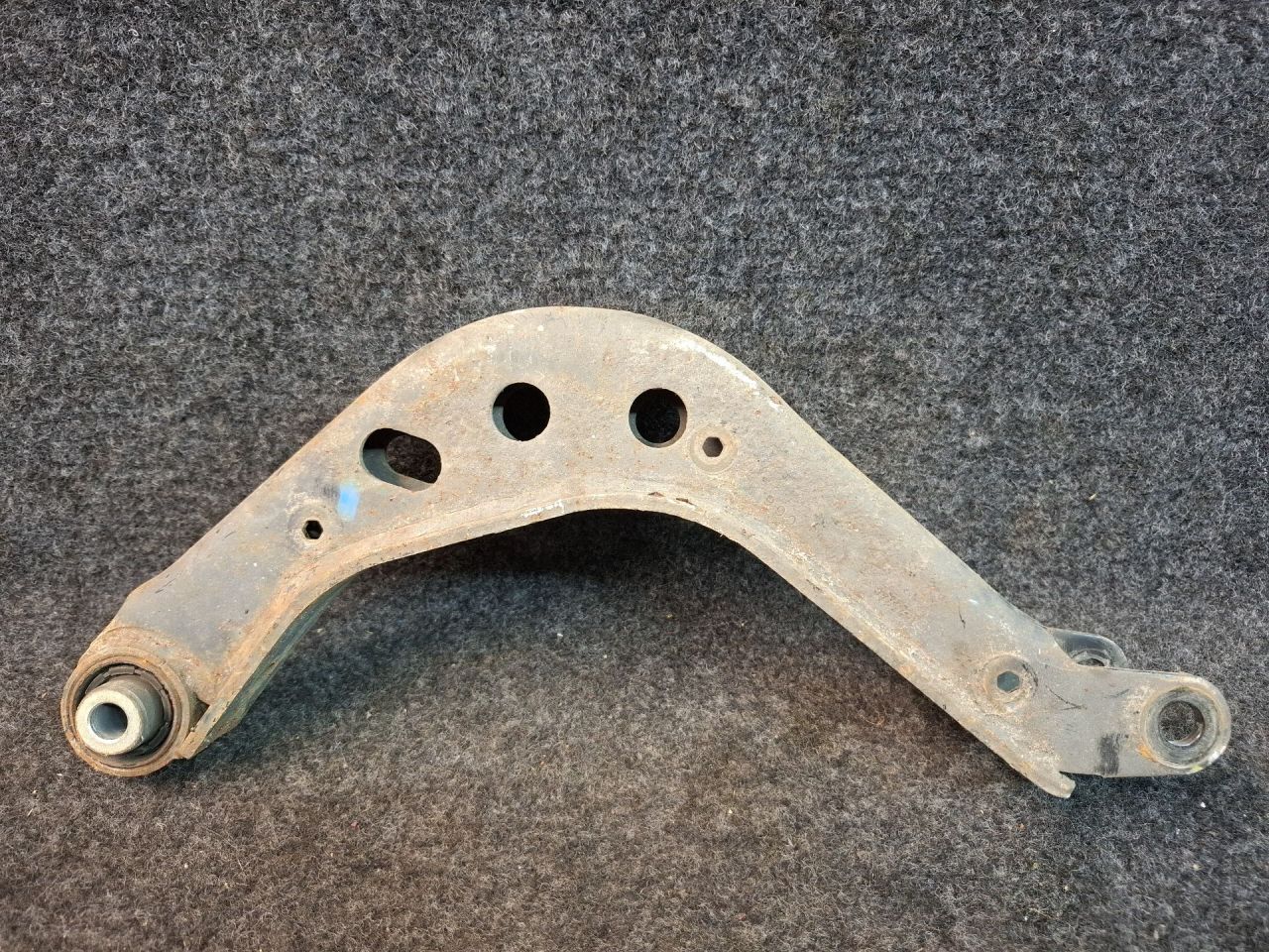 рычаг задний правый Chevrolet Equinox 3 поколение 2018, 1.5 л., бензин, АКПП, серый/441b, полный привод - фото №1