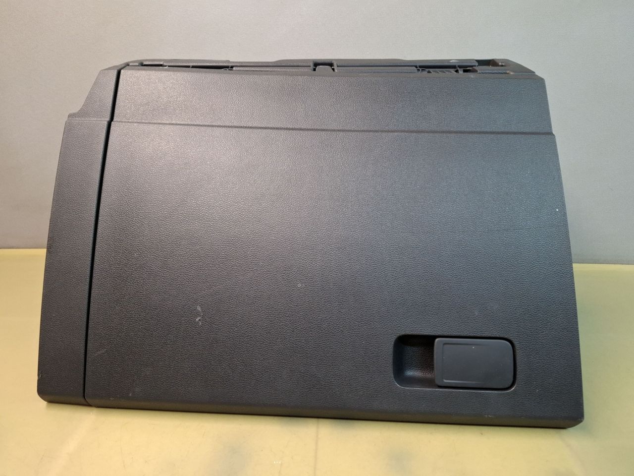 бардачок Volkswagen Jetta 7 поколение 2019, 1.4 л., бензин, АКПП, серый, передний привод - фото №1