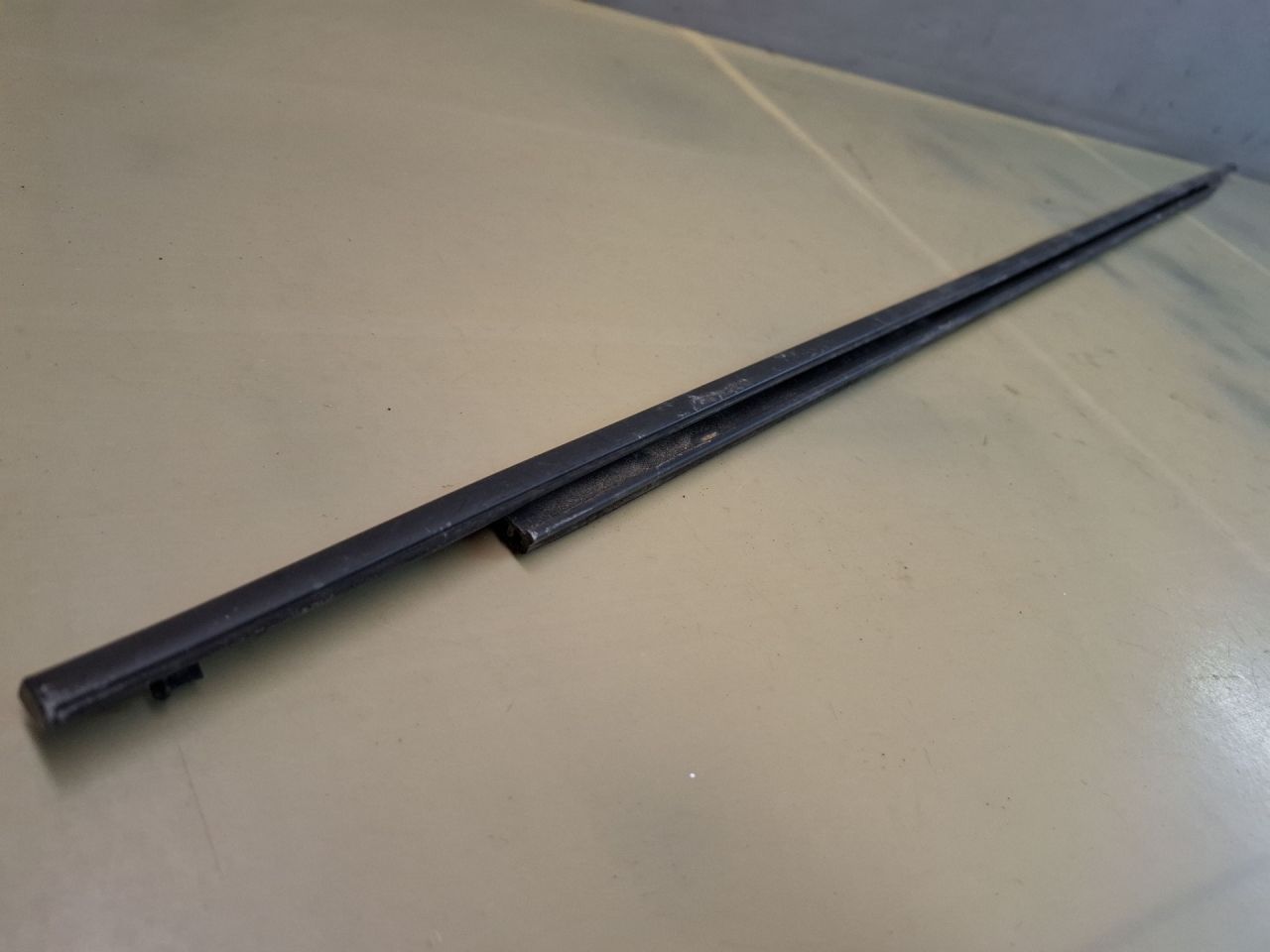 молдинг стекла двери задней левой Toyota Sienna 3 поколение 2011, 3.5 л., 2GR-FE, бензин, АКПП, серый, передний привод - фото №1