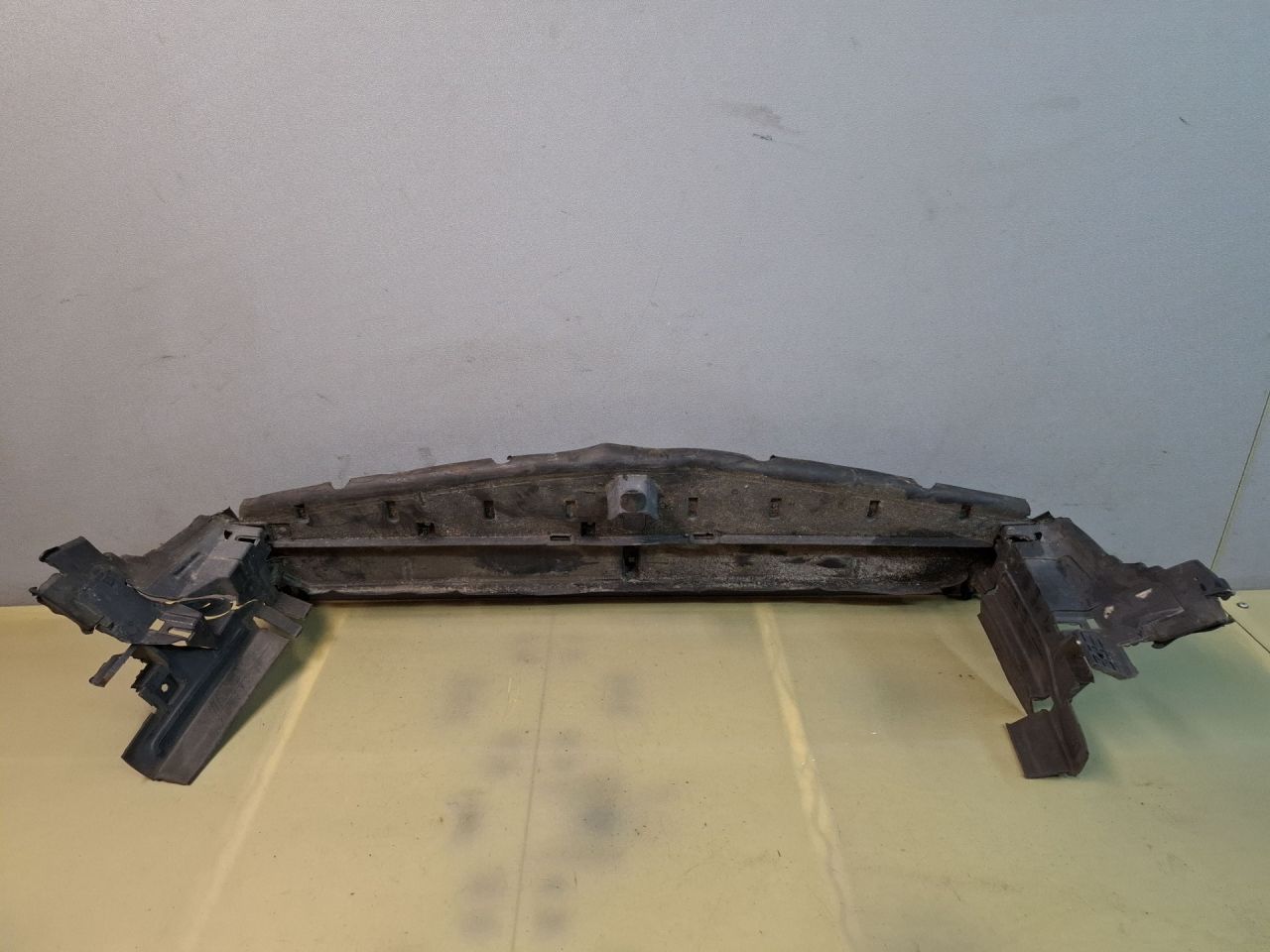 воздуховод (дефлектор) радиатора Chevrolet Malibu 9 поколение 2018, 1.5 л., бензин, АКПП, бордовый, передний привод, 84089230 - фото №1