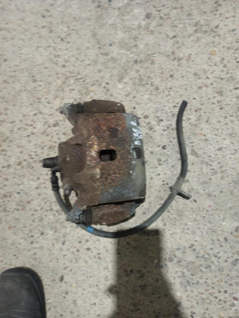 суппорт передний правый Honda Civic 10 поколение 2017, 2.0 л., K20C2, бензин, АКПП, седан, передний привод - фото №1