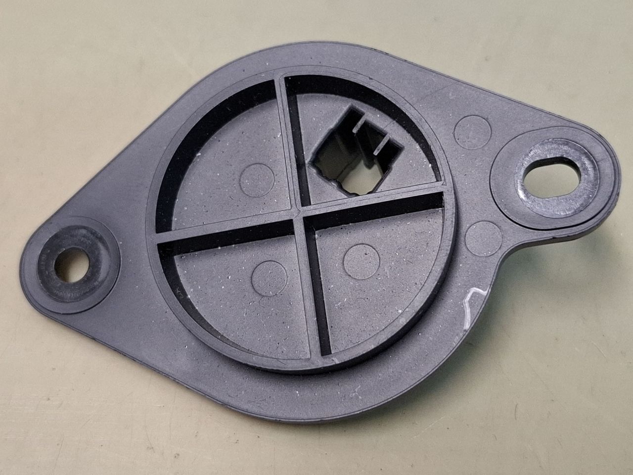 заглушка Mazda CX-5 2 поколение KF 2018, 2.5 л., PYY1, бензин, АКПП, серый/46g, внедорожник 5 дв., полный привод, TK7866962 - фото №1