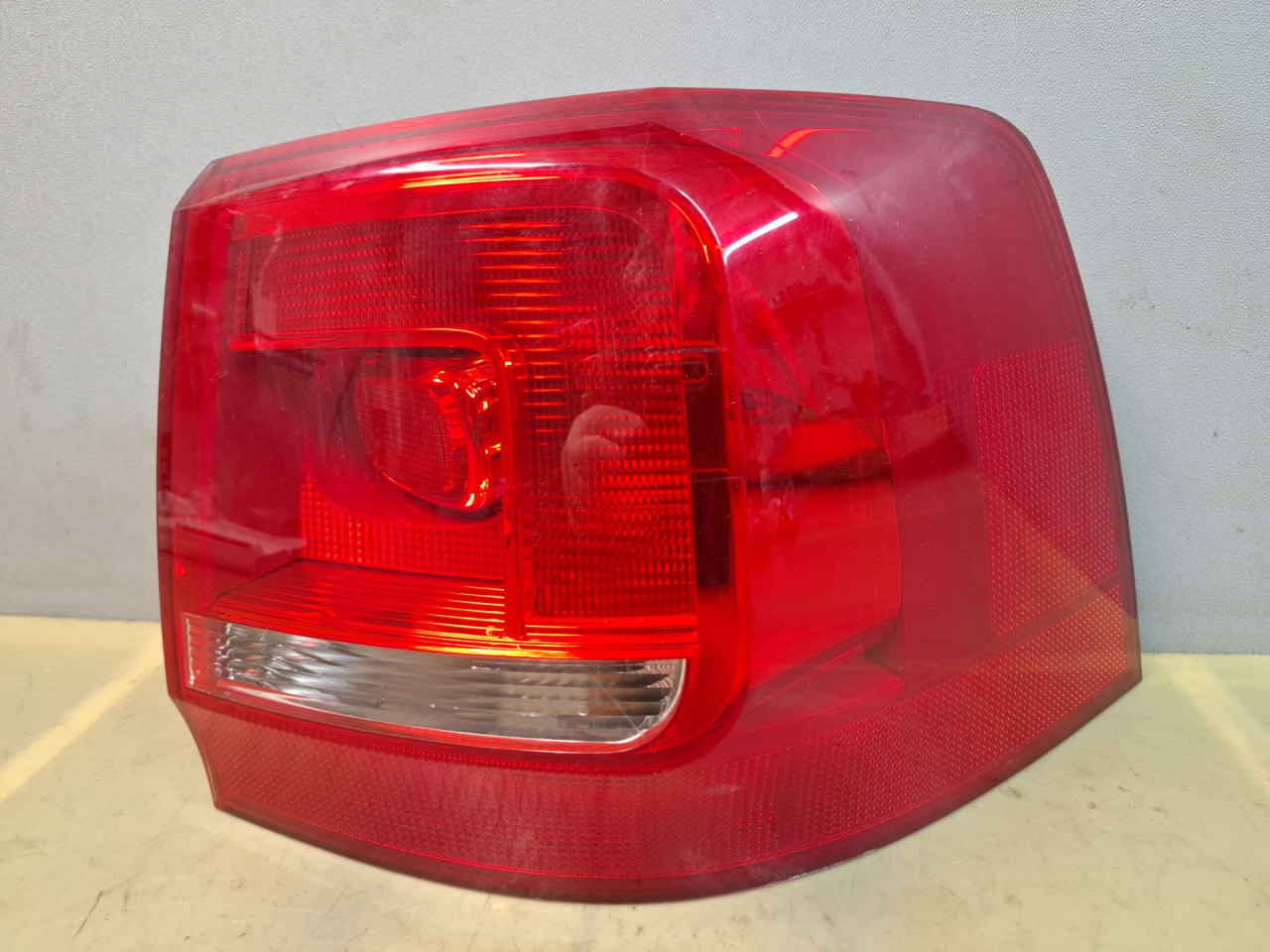 фонарь задний правый Volkswagen Sharan 2 поколение 2013, минивэн, 7N0945096G - фото №1