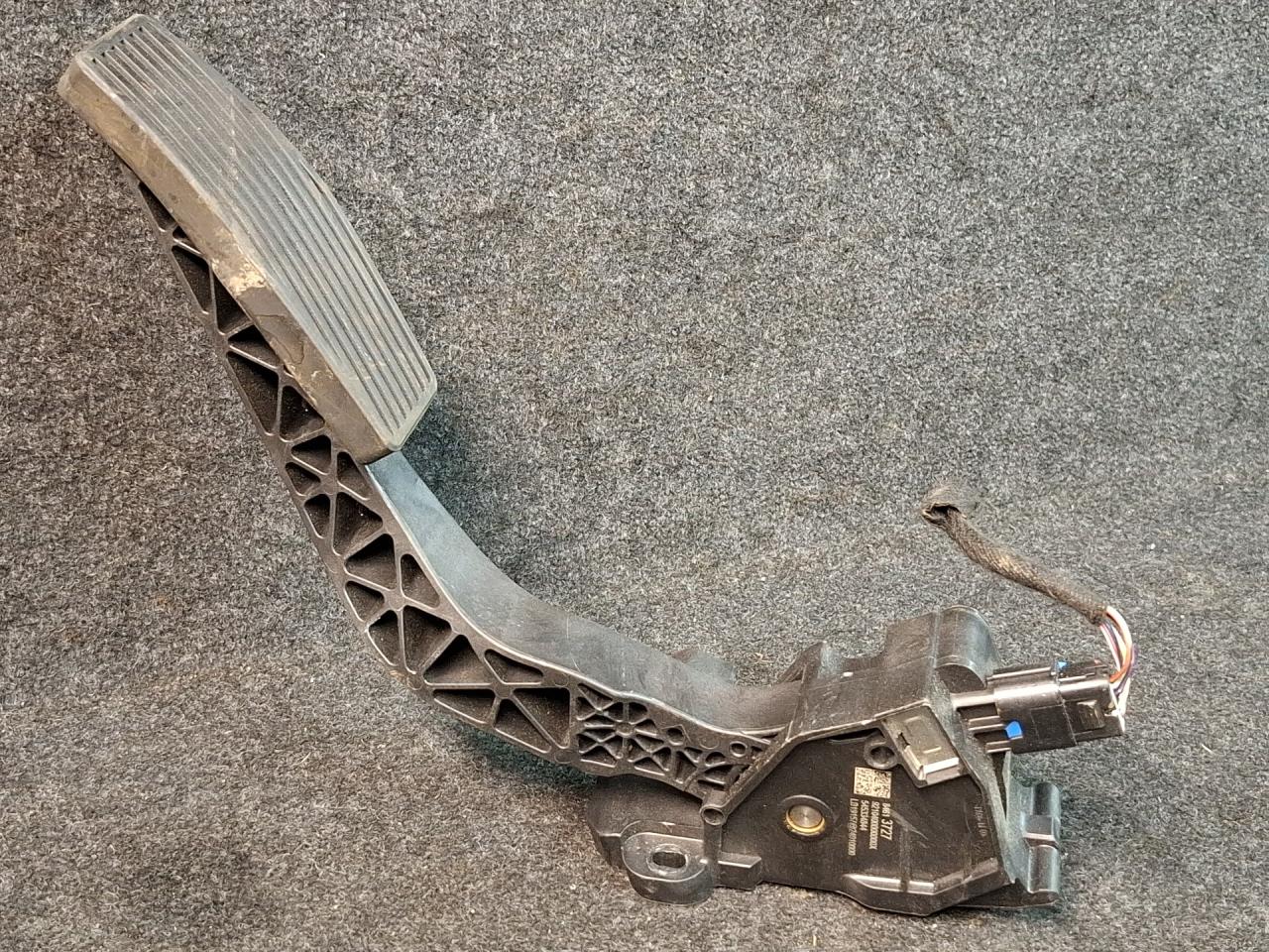 педаль Cadillac XT4 1 поколение 2020, 2.0 л., бензин, АКПП, 318e, полный привод, 84613727 - фото №1