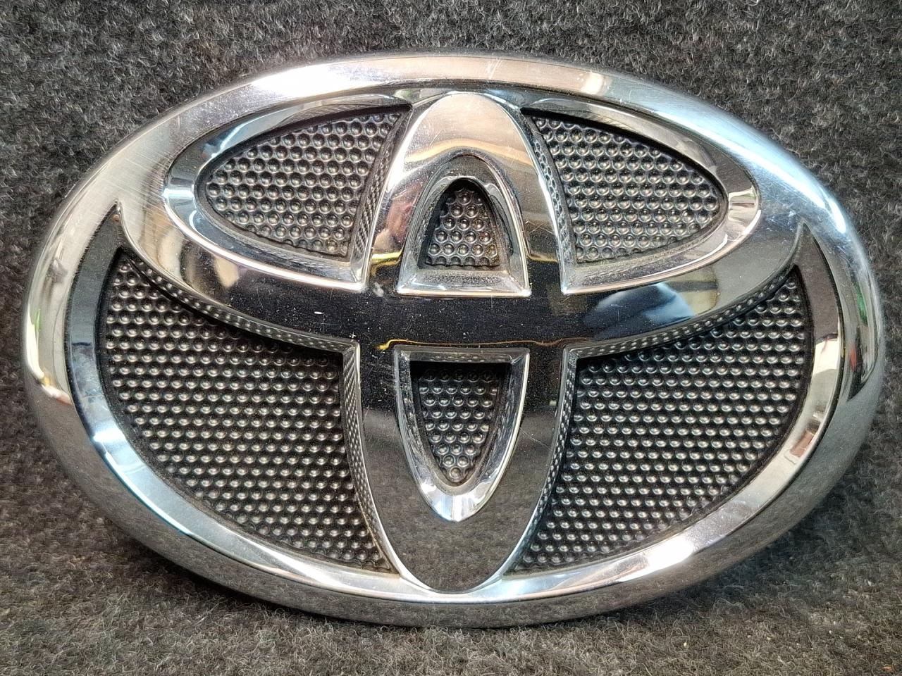 эмблема Toyota Camry 7 поколение XV40 2008, 2.4 л., 2AZ-FE, бензин, АКПП, седан, передний привод, 75311-06060 - фото №1