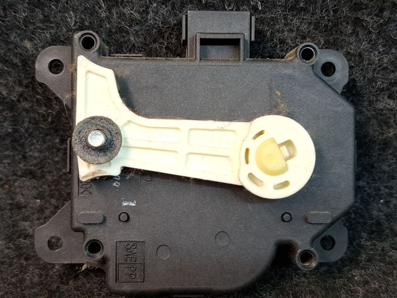 моторчик заслонки печки Toyota Sienna 3 поколение 2011, 3.5 л., 2GR-FE, бензин, АКПП, серый, передний привод, AE0638000172PLS - фото №1