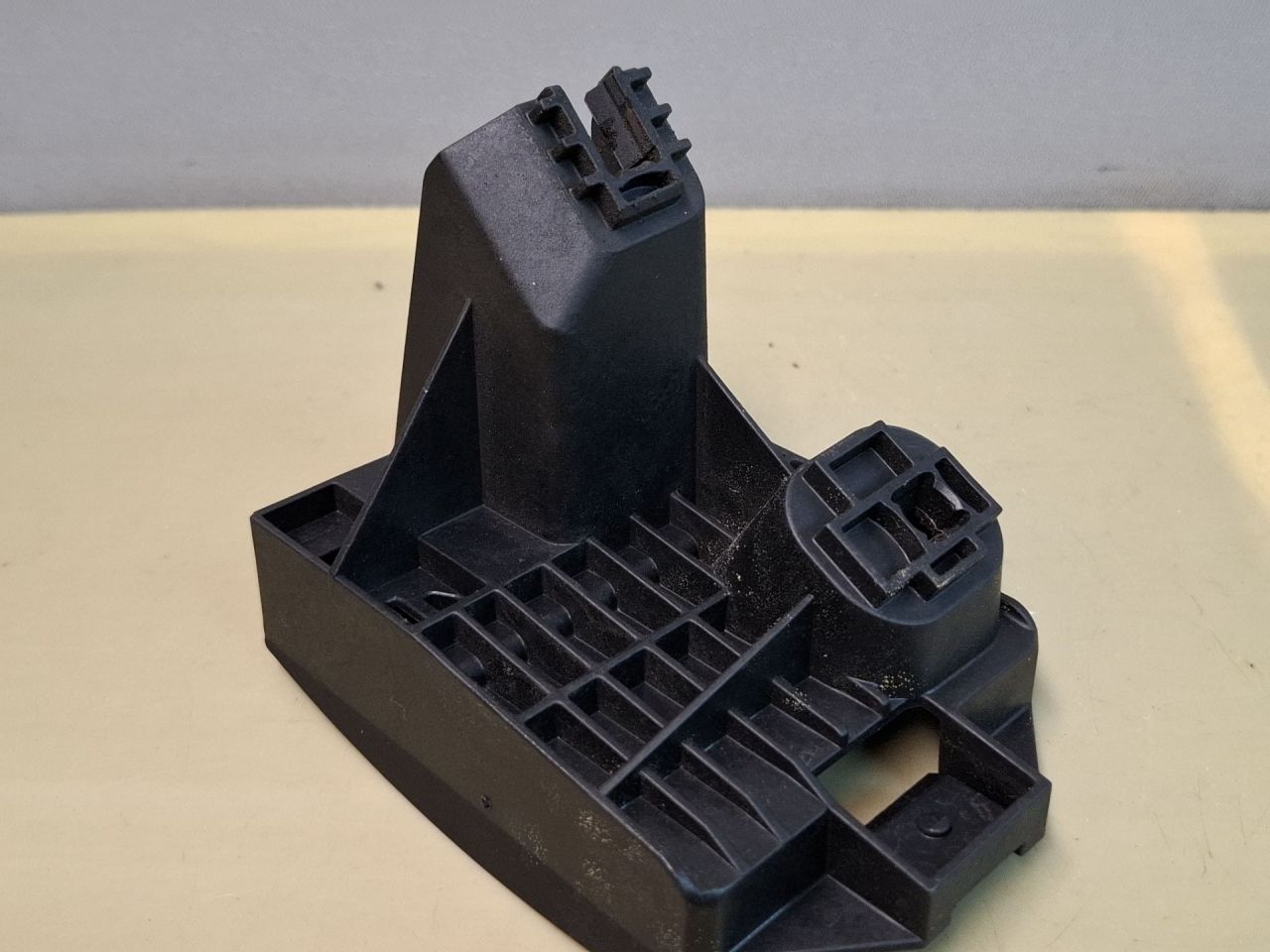 кронштейн (крепление) Volkswagen Jetta 7 поколение 2019, 1.4 л., бензин, АКПП, оранжевый, седан, передний привод, 17A907456 - фото №1