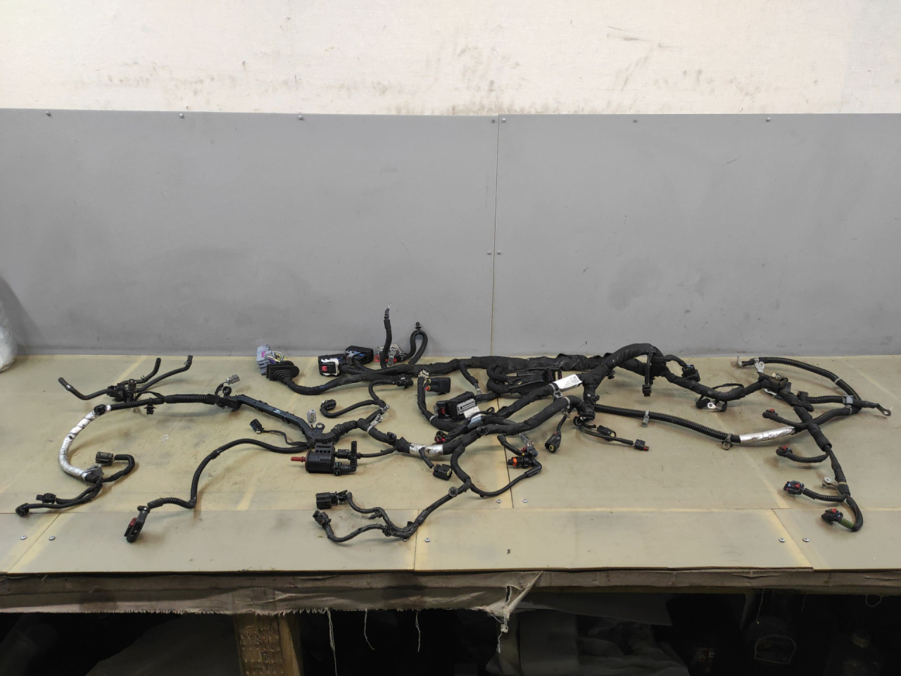 проводка двигателя Chevrolet Equinox 3 поколение 2018, 1.5 л., бензин, АКПП, серый 139х, минивэн, передний привод, 84302570 - фото №1