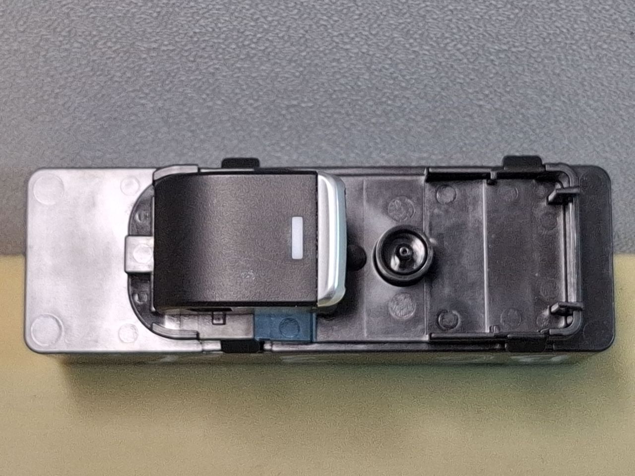 блок управления стеклоподъемниками задней левой Mazda CX-5 2 поколение KF 2018, 2.5 л., PYY1, бензин, АКПП, серый/46g, внедорожник 5 дв., полный привод, KG6C66380, 5AB00612A02 - фото №1