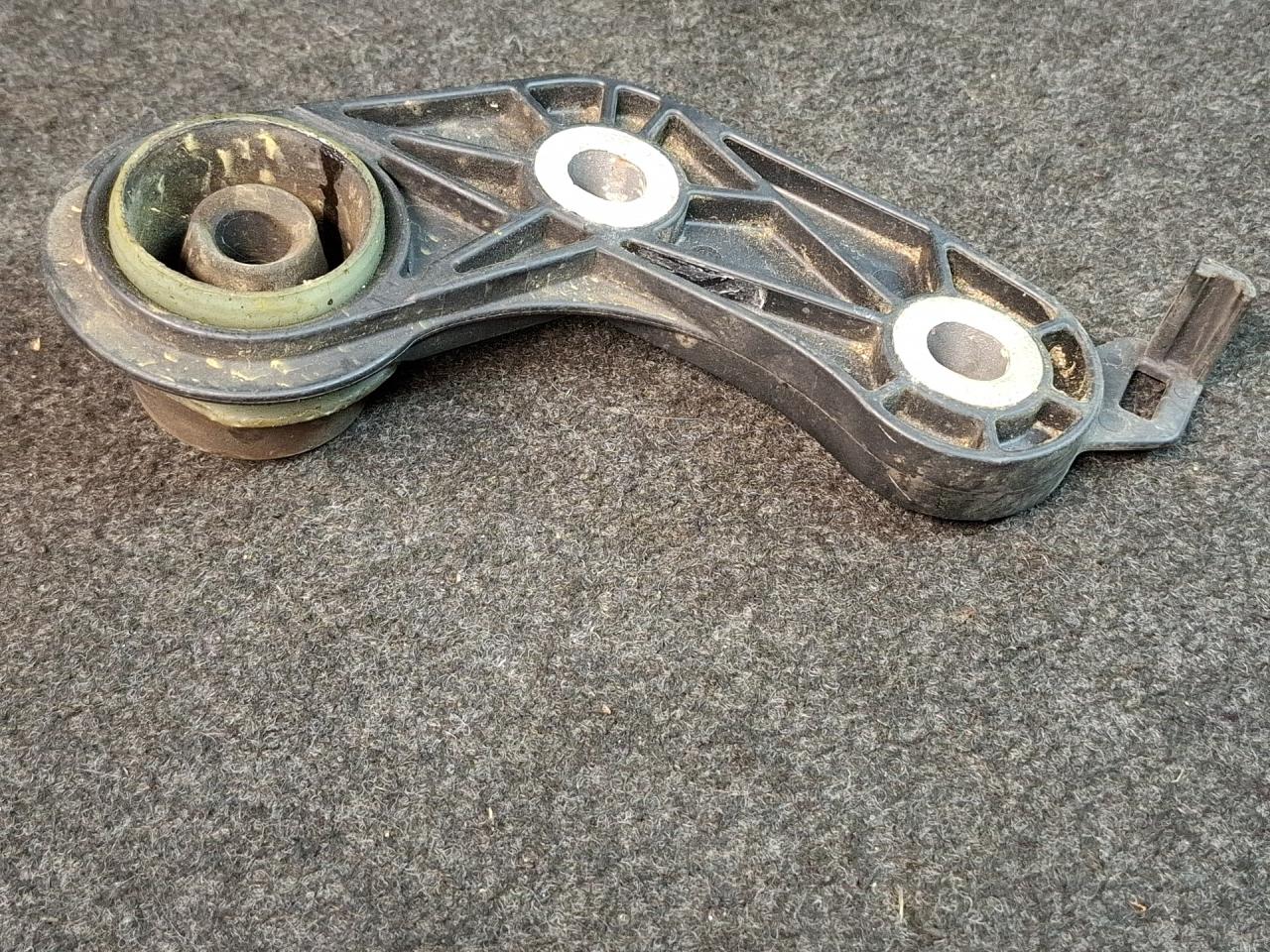 кронштейн глушителя GMC Terrain 2 поколение 2020, 1.5 л., бензин, АКПП, серый 464с, передний привод, 84163380 - фото №1