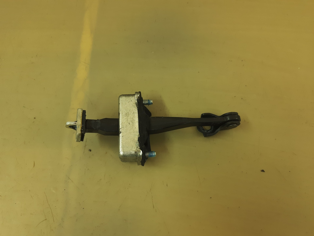 ограничитель открывания двери Infiniti QX80 1 поколение Z62 2014, 5.6 л., VK56DE, бензин, АКПП, белый, внедорожник 5 дв., задний привод - фото №1