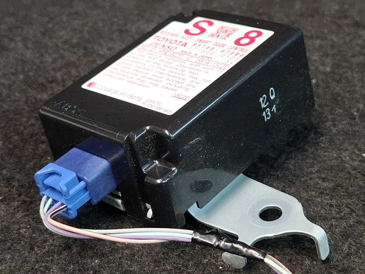 Блок управления бесключевым доступом Toyota Prius V 1 поколение ZVW41 ZVW41 2014, 1.8 л., гибрид, АКПП, синий, хетчбэк 5 дв., передний привод, 89740-47080, 271300-0503 - фото №1