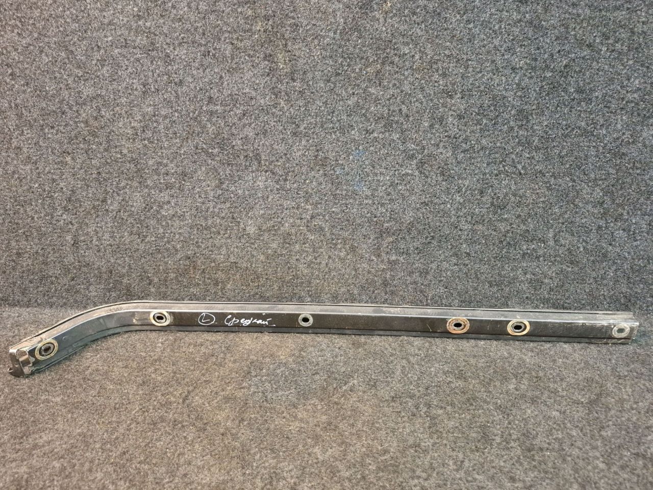 роликовая направляющая Toyota Sienna 3 поколение 2011, 3.5 л., 2GR-FE, бензин, АКПП, серый, передний привод - фото №1