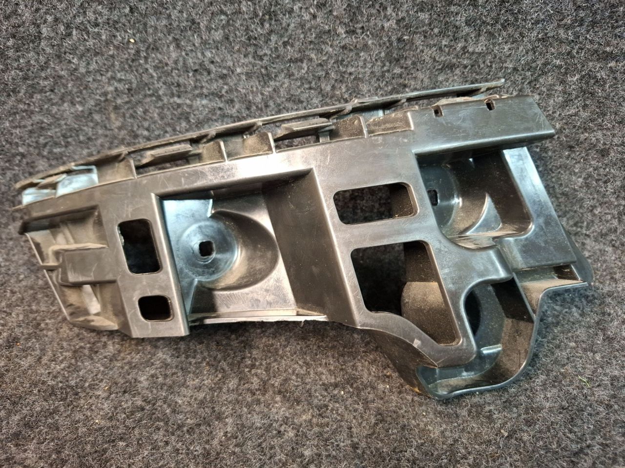 Крепление бампера заднего Volkswagen Jetta 7 поколение 2021, 1.4 л., бензин, АКПП, серый, передний привод, 17A807453 - фото №1