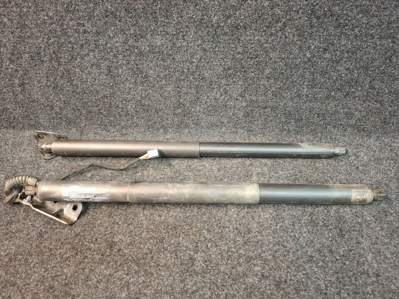 амортизатор крышки багажника (3-5 двери) Chevrolet Equinox 3 поколение 2018, 2.0 л., бензин, АКПП, передний привод, 84178754 - фото №1