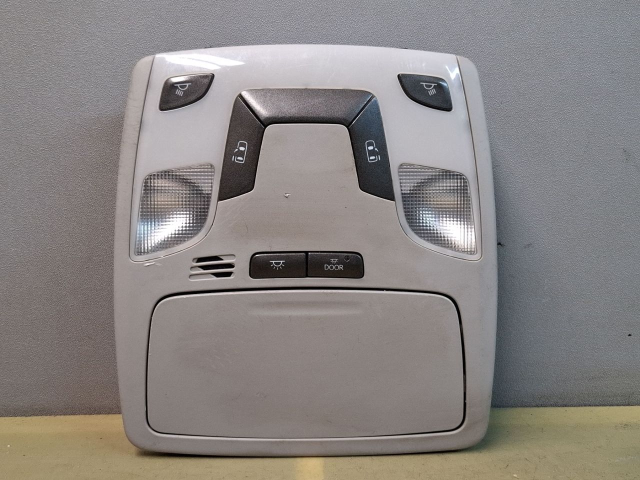 фонарь салона (плафон) Toyota Sienna 3 поколение 2011, 3.5 л., 2GR-FE, бензин, АКПП, серый, передний привод - фото №1