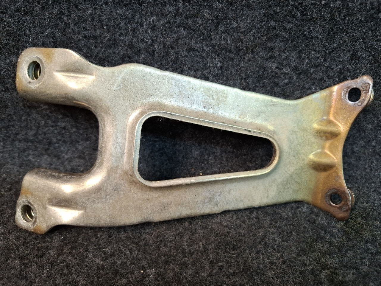 кронштейн (крепление) Chevrolet Equinox 3 поколение 2018, 2.0 л., бензин, АКПП, передний привод, 12650097 - фото №1