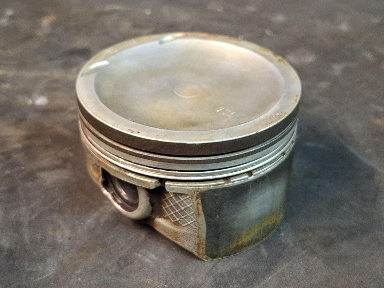 поршень Mazda CX-7 1 поколение 2008, 2.3 л., Ti, бензин, АКПП - фото №1