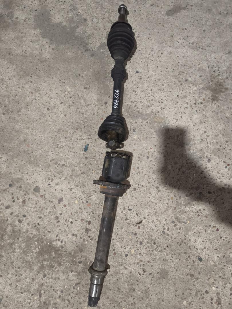 полуось передняя правая (приводной вал, ШРУС) Toyota RAV4 3 поколение (XA30) 2007, 2.4 л., 2AZ-FE, бензин, МКПП, полный привод, правый руль - фото №1