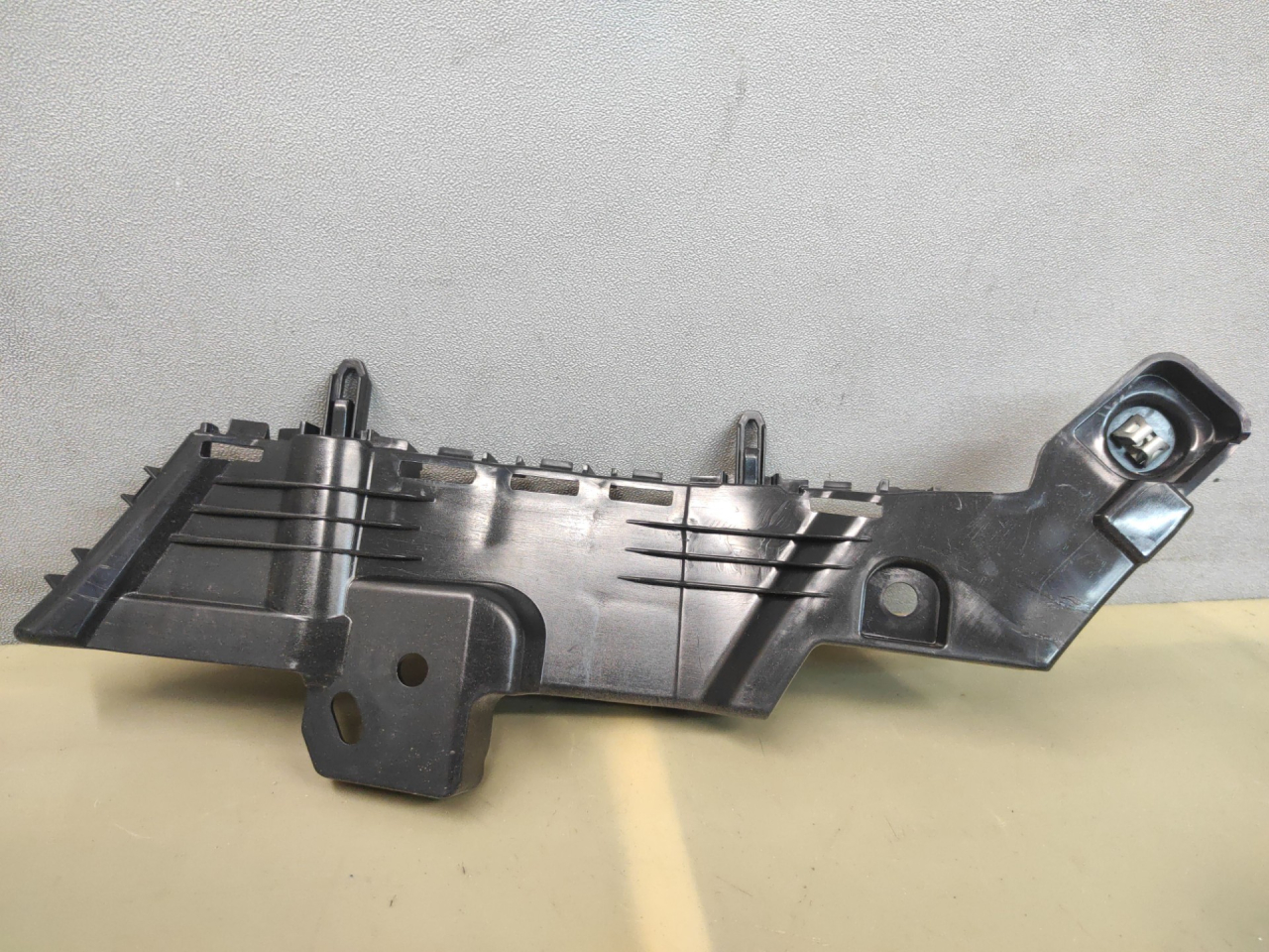 крепление бампера Buick Encore GX 1 поколение 2022, 42713982 - фото №1