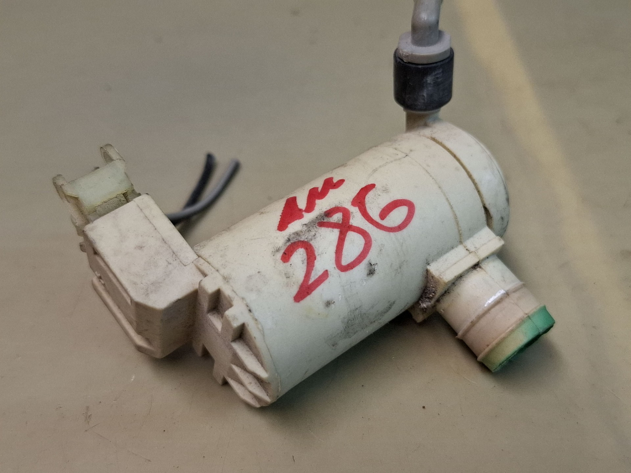 насос (моторчик) омывателя стекла Great Wall Hover H5 1 поколение 2012, 2.0 л., дизель, АКПП, черный, внедорожник 5 дв., правый руль, 3747100K00 - фото №1